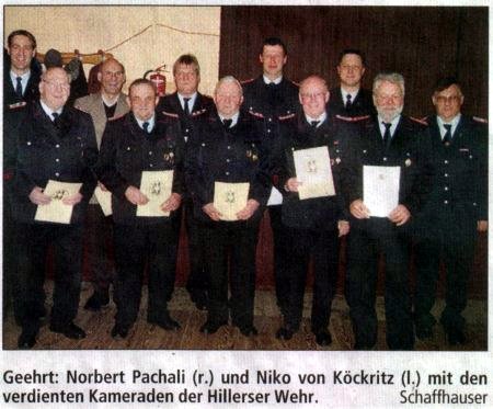 Geehrt: Norbert Pachali (r.) und Niko von Köckritz (1.) mit den verdienten Kameraden der Hillerser Wehr. Schaffhauser Foto: Schaffhauser